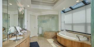 Exquisite Waterfront Gem. Gallery 24