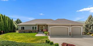 Gorgeous Fully Furnished 4-Bedroom and 3-Bathroom Home in Briarwood Gallery 1