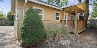 Fantastic location, move in ready! 1 bed, one bath, HUGE kitchen! Gallery 1