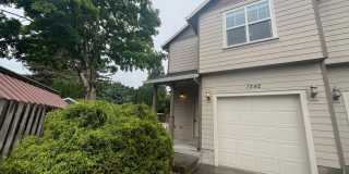 Fully refurbished duplex in excellent location - new carpet, fresh paint, etc. Gallery 1