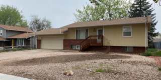 STUDENTS WELCOME! 4 Bed 2 Bath Home in West Ft Collins w/ Garage and Fenced Yard Gallery 4