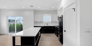 5 Bedroom / 4 bathroom Fully Detached Townhouse in Echo Park with Private Garage Gallery 5