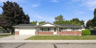 Charming & Spacious 3-Bedroom Home Near Downtown Eagle Gallery 1