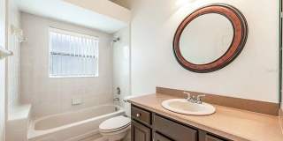 Captivating 4 Bedroom, 2 bath Pool/Lake home Gallery 31