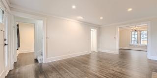 Beautiful Remodeled House with Fenced Yard in Maple Leaf Gallery 15