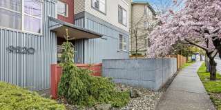 Bright Top-Floor Condo Near Northgate & Green Lake Gallery 1