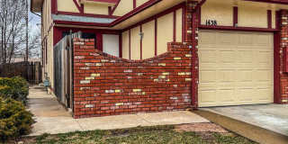 Large Updated 3-Bed 2-Bath Townhome w/ Garage, Available for an Immediate Move In. Gallery 1