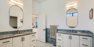 Downtown Louisville 3-BDR Fully Furnished Gem Gallery 13
