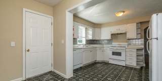 409 E 16th - 4Bed/2Bath - Huge Garage Space Included! Gallery 9