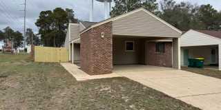 2-Bedroom, 2-Bath Corner-Lot Home for Rent in Niceville, FL 2-Bedroom, 2-Bath Corner-Lot Home for Rent in Niceville, FL Gallery 1