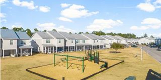 Spacious 3 Bedroom Townhouse with Community Pool! Gallery 46