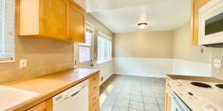 Charming Townhome in Bellevue's Newport Hills Community Gallery 7
