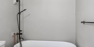 Elegant Renovation! HUGE 1 Bed 1 Bath Available Now! Gallery 73