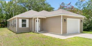 Like New in Heart of Crestview - AVAILABLE IN MAY! Gallery 1