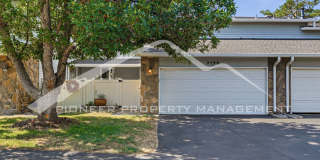 Stunning Townhouse with Washer/Dryer and Central AC Gallery 1