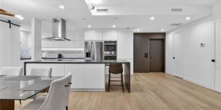 10433 Wilshire Boulevard Gallery 15