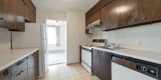 Stunning Queen Anne south slope condo with parking Gallery 7