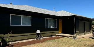 Fully updated 2 bed 1 bath single story duplex in a great location! Gallery 1