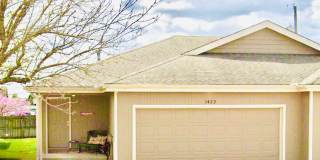 Great 3 Bed 2 Bath 2 Car Garage Flat Duplex- Pets ok! Gallery 1