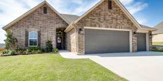 4 Bedroom, 2 Bath, 3 Car Garage - Edmond Gallery 1