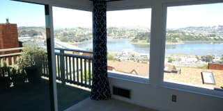 ONE LEVEL TOP-UNIT CONDO IN HEADLANDS WITH STUNNING BAY VIEWS Gallery 1