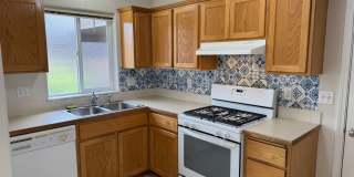2 bedroom 1 bath duplex with garage! Gallery 10
