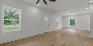 Spacious 5-Bedroom with Fenced Yard & Modern Amenities Gallery 7