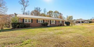 Charming 3 Bedrooms, 1.5 Bath Ranch Home Minutes From Lake Cooley Gallery 1