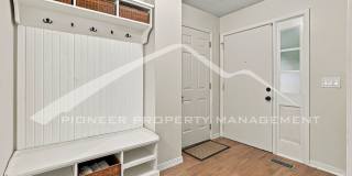 Stunning Townhouse with Washer/Dryer and Central AC Gallery 4