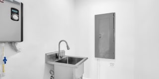 412 MADISON TRADE Plaza SE Gallery 25