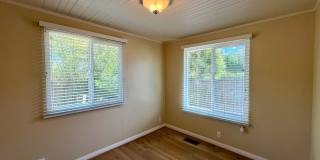 Charming 2 bdrm, 1 bath, + Bonus Room Gallery 18