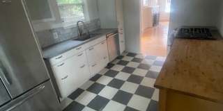 Great House in Oakland with a yard! 2 Beds, 1 Bath Gallery 10