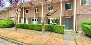 Charming Townhome in Bellevue's Newport Hills Community Gallery 1