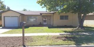 TWO BEDROOM HOME- LOTS OF SPACE Gallery 1