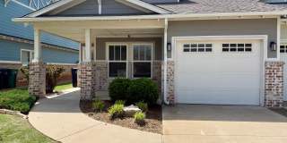 Large 3 Bed, 2 Bath in Beautifully Well-Maintained Neighborhood Gallery 1