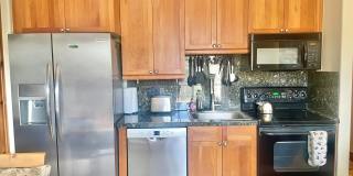 Highlands Green Lodge! Updated One Bedroom close to Main Street! SUMMER ONLY RENTAL! Gallery 1