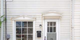Off-Street Parking, Fenced Yard, and Laundry in your own Pet-Friendly Townhouse! Gallery 1