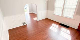 3 Bedroom/1 Bathroom with Fenced-in Backyard! Gallery 1