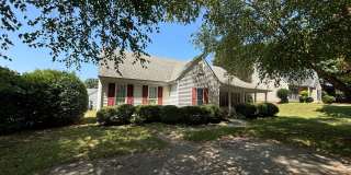 3BR House with Community Pool Gallery 1