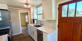 Charming 2 bdrm, 1 bath, + Bonus Room Gallery 11