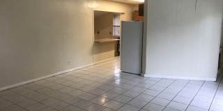 Nice 4-2 House with Central AC & Backyard Gallery 5