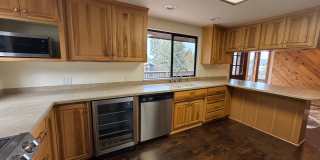 3 Bdrm, 3 Bath home in Lynnewood with Gourmet Kitchen, 3 miles to Sky Lakes Medical Ctr and OIT Gallery 1