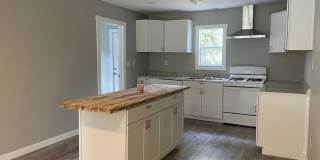 Beautiful 3 bedroom home available Early August! Gallery 5