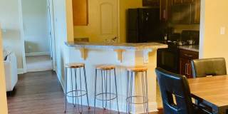 Top floor, fully furnished, with balcony-  Perfect for Professionals- Near shops & restaurants Gallery 2