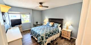 Annual furnished/Seasonal/short term 2 bedroom 1 1/2 bath top floor, renovated condo near Siesta Key! Gallery 14