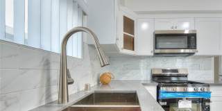 11728 Hamlin Street Gallery 14