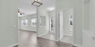 Bright and Spacious Townhome in Gate Community Gallery 4