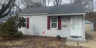2 Bedroom House in Peoria — Hardwood Floors Throughout, Yard & Off-Street Parking, Section 8 Welcome Gallery 1