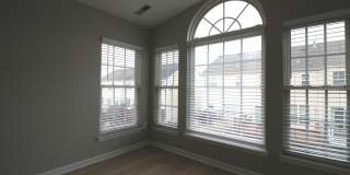 43673 SCARLET Square Gallery 16