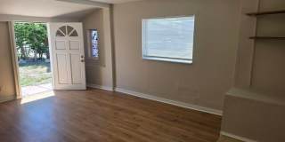 SPACIOUS, BRIGHT 2 BEDROOM - LARGE YARD Gallery 9